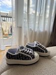 Säljer ett par helt nya sneakers storlek 36/37