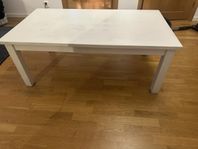 Vitmålat soffbord i massiv ek 