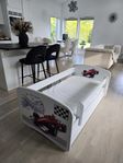 Två barnsängar – 140x70 cm med madrass och förvaringsl