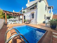 Radhus i Nerja m egen pool, 6 bäddar, nära Burriana strand