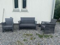 Nätt rottingsoffa och två fåtöljer 