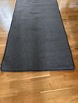 Ljusgrå matta 250x80 cm . Nyskick 