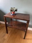 Litet sideboard betsat trä
