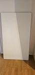 Skrivbordsskiva Kinnarps 140*80 cm vit med svart kant