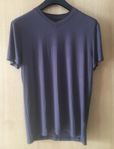 Storlek M, herrar, mörkgrå t-shirt, V-neck