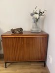 Skåp i teak med utdragbar skiva vintage retro byrå skänk