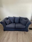 soffgrupp med Blå 3 sits och 2 sits soffa från Mio