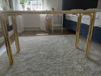 avlastningsbord italiensk design guld glasskiva 117 cm