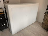 säng 140cm