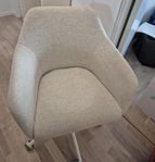 En beige/vit skrivbordsstol,  köpt på ikea.