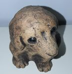 Gammal djurfigur i keramik - sittande taxvalp (terrakotta).