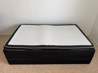 Robust säng med förvaring (120x200 cm)