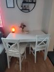 köksbord med 4 stolar tillhörande 