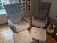 2 ställbara fåtöljer med fotpallar 