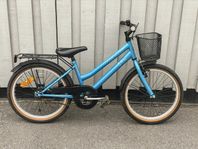 PEAK barncykel 20" med cykelkorg och handbroms