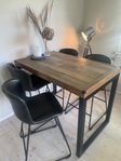 Woodenforge  Matbord + 4 stolar. Nypris 10.875 kr.