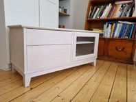 Hans-K svensk design tv-skänk på Möllan