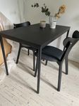 Köksbord med två stolar