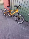 Tre barn cyklar, två 16 tum och en 20 tum.