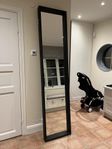 Stor spegel med massiv träram
