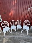 4 vita stolar i trä