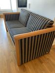 Soffa 2 sitsig randig med skinndetaljer
