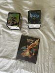 2 Tins och en Pokémonpärm med lite kort i pärmen.