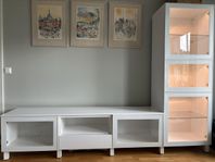 Ikea bestå moduler som tv bänk och vitrinskåp