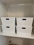 Fyra containers och återvinningslådor 