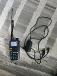 Baofeng jaktradio med laddare och programmeringskabel