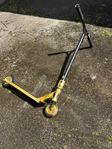 NKD tricks kickbike    guld/svart