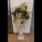 Grekisk piedestal med blommor