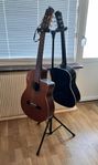 Snyggt dubbelt gitarrställ för två gitarrer 