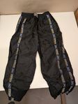 Överdragsbyxor strl 110/116 Am. Sportswear JNS - fint skick