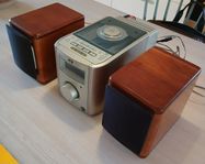 CD spelare och radio med högtalare i mörkt trä