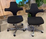 2 st HÅG Capisco 8106 – ergonomiska kontorsstolar i tyg