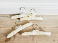 5 stycken babygalgar vadderade satin