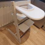 Vit Tripp Trapp -stol från Stokke – med bricka