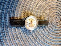 Damklocka Analog Timex water resistant quartz.
