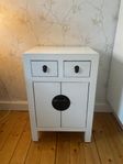 Vitt sängbord i fint skick 60x40
