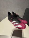 ADIDAS PREDATOR FREAK .1 AG SUPERSPECTRAL - SVART/VIT/ROSA