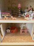 Lundby dockskåp med tillhörande möbler och dockor