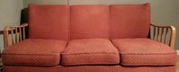 Antik soffa med gedigen design