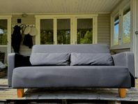 Nätt och trevlig soffa med vitt överdrag
