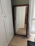 Stor spegel med ram i teak/mahogny