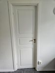 smal dörr med speglar