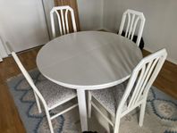 Runt matbord med iläggsskiva med 4 stolar