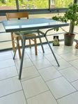 säljer vacker bord italiensk stil med färgad glasskiva 
