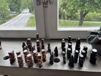 Handgjort schackspel och schackpjäser