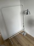 Klädshäst och golvlampa 